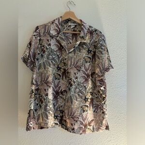 Adorable vintage short sleeve purple hawaiian shirt!!